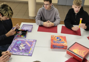 Uczniowie ZSP nr 1 przy grach planszowych