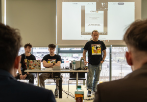 Informatycy prowadzący demonstrację z zakresu cyberbezpieczeństwa