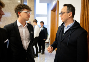 Uczniowie ZSP1 rozmawiający z Ministrem Infrastruktury Dariuszem Klimczakiem