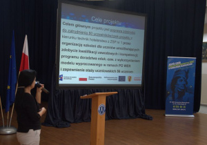 Korzyści dla ucznia biorącego udział w projekcie omawia specjalista ds. technicznych projektu - p. Beata Chwalińska