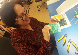 Nauczyciele z biorący udział w szkoleniu z lutowania i napraw pakietów elektronicznych
