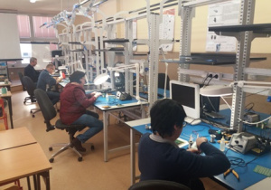 Nauczyciele z biorący udział w szkoleniu z lutowania i napraw pakietów elektronicznych