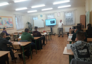 Uczniowie z grupy 1 biorący udział w warsztatach z doradztwa zawodowego