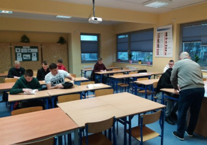 Uczniowie z grupy 1 biorący udział w warsztatach z doradztwa zawodowego