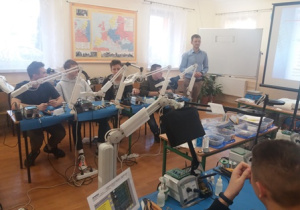 Uczniowie z biorący udział w szkoleniu z lutowania i napraw pakietów elektronicznych