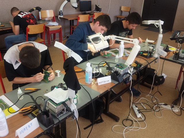 Uczestnicy projektu podczas zajęć praktycznych