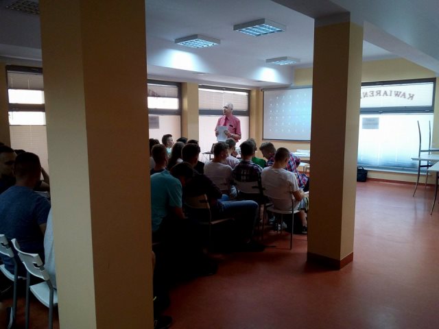 Uczestnicy projektu podczas szkolenia BHP