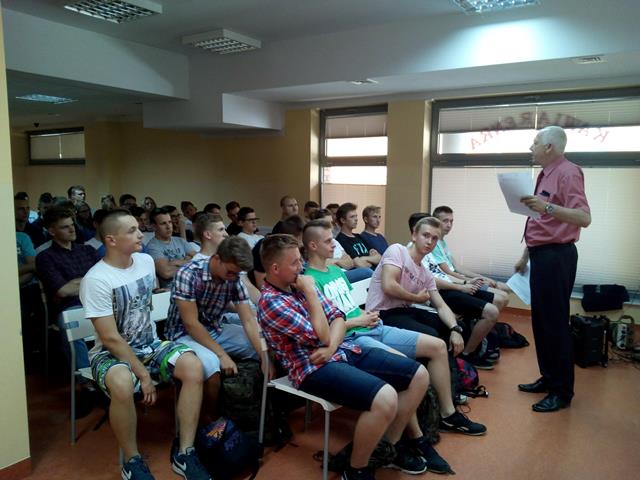 Uczestnicy projektu podczas szkolenia BHP