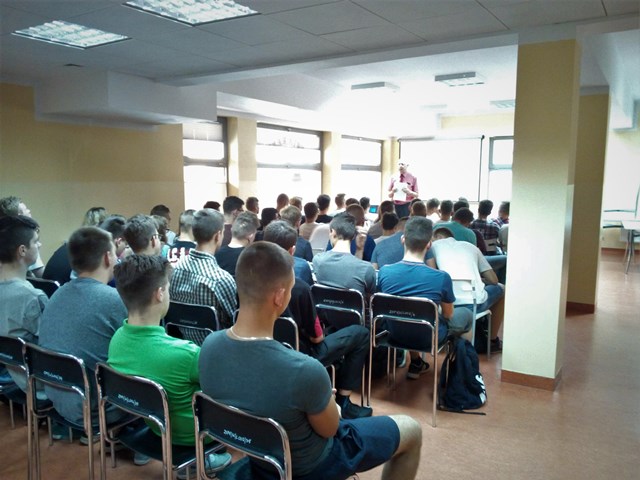 Uczestnicy projektu podczas szkolenia BHP