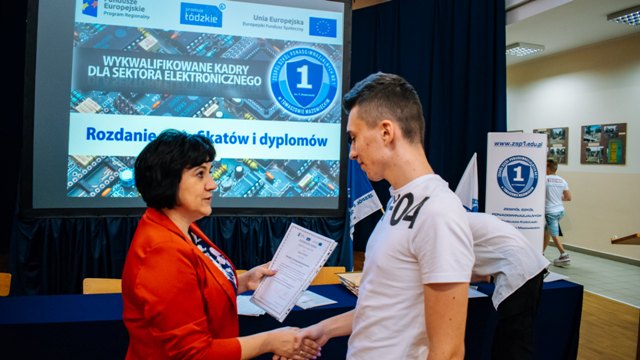 Wręczenie ceryfikatów i dyplomów