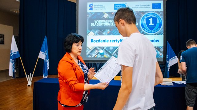 Wręczenie ceryfikatów i dyplomów