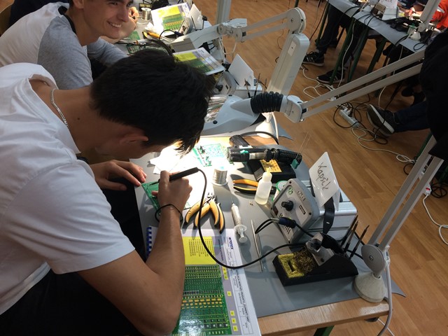 Uczestnicy projektu podczas zajęć z zakresu naprawy pakietów elektronicznych