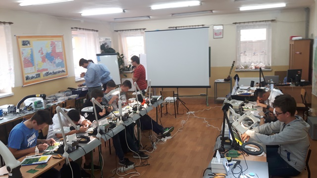 uczestnicy projektu podczas zajęć z zakresu naprawy pakietów elektronicznych