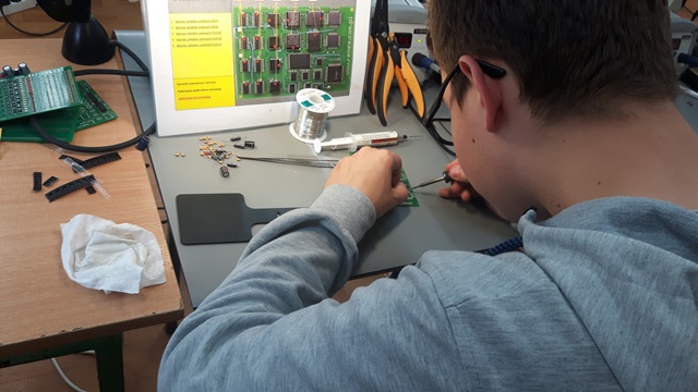 uczestnicy projektu podczas zajęć z zakresu naprawy pakietów elektronicznych