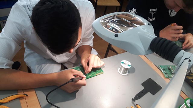Uczestnicy projektu podczas zajęć z zakresu naprawy pakietów elektronicznych