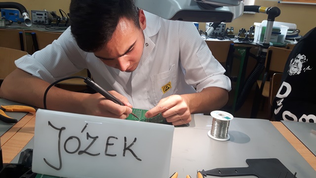 uczestnicy projektu podczas zajęć z zakresu naprawy pakietów elektronicznych