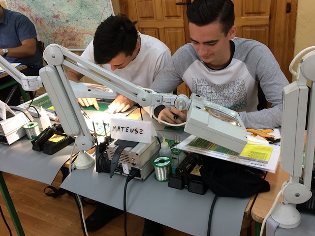 uczestnicy projektu podczas zajęć z zakresu naprawy pakietów elektronicznych