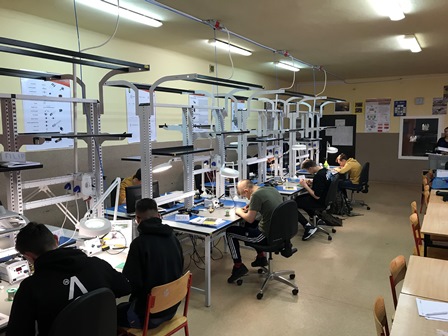 Uczestnicy projektu podczas zajęć z zakresu naprawy pakietów elektronicznych