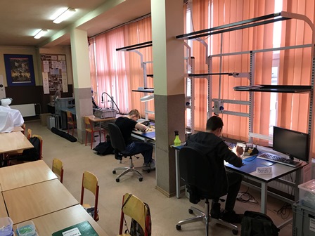 Uczestnicy projektu podczas zajęć z zakresu naprawy pakietów elektronicznych