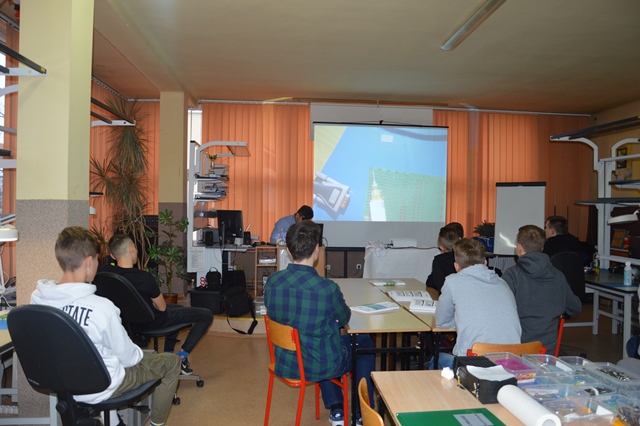 Uczestnicy projektu podczas zajęć z zakresu naprawy pakietów elektronicznych