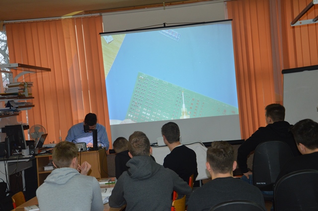 uczestnicy projektu podczas zajęć z zakresu naprawy pakietów elektronicznych