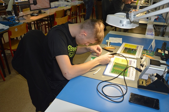 uczestnicy projektu podczas zajęć z zakresu naprawy pakietów elektronicznych