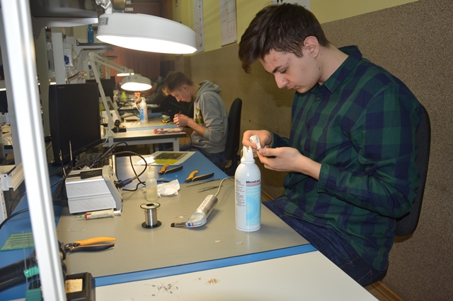 Uczestnicy projektu podczas zajęć z zakresu naprawy pakietów elektronicznych