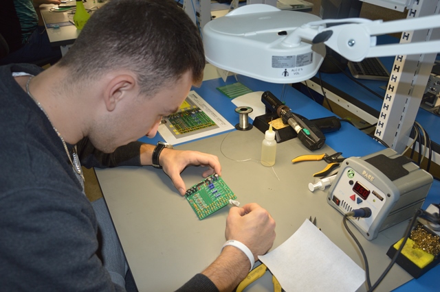 uczestnicy projektu podczas zajęć z zakresu naprawy pakietów elektronicznych