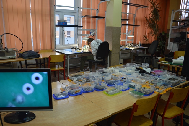 uczestnicy projektu podczas zajęć z zakresu naprawy pakietów elektronicznych