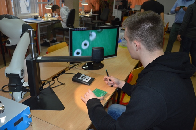 Uczestnicy projektu podczas zajęć z zakresu naprawy pakietów elektronicznych