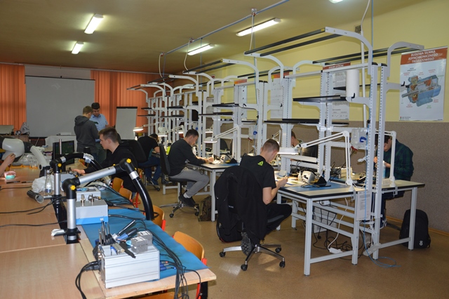 uczestnicy projektu podczas zajęć z zakresu naprawy pakietów elektronicznych