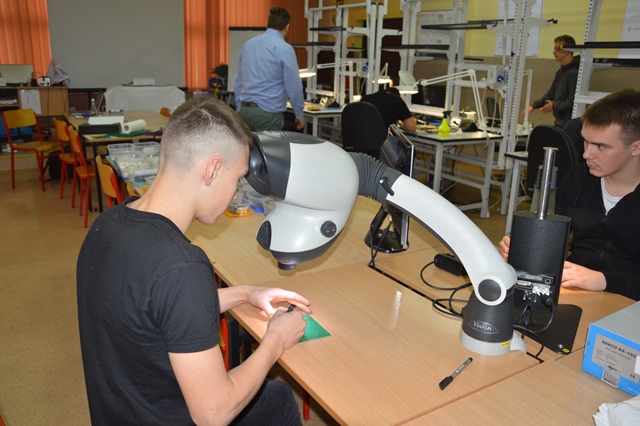 uczestnicy projektu podczas zajęć z zakresu naprawy pakietów elektronicznych