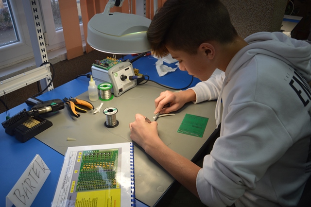 Uczestnicy projektu podczas zajęć z zakresu naprawy pakietów elektronicznych