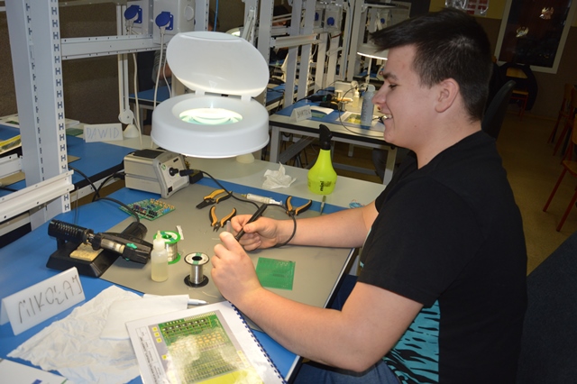 uczestnicy projektu podczas zajęć z zakresu naprawy pakietów elektronicznych