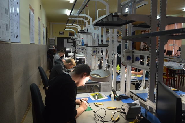 uczestnicy projektu podczas zajęć z zakresu naprawy pakietów elektronicznych