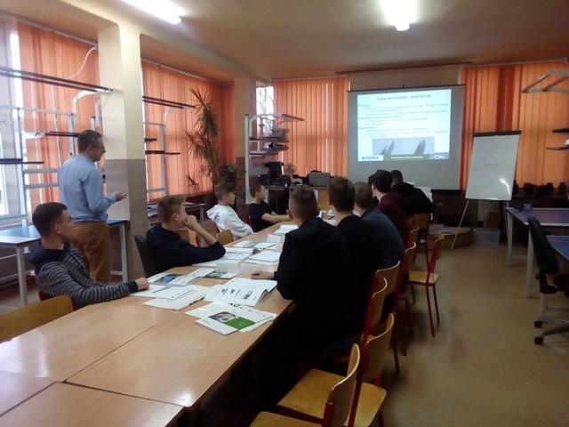 Uczestnicy projektu podczas zajęć z zakresu naprawy pakietów elektronicznych