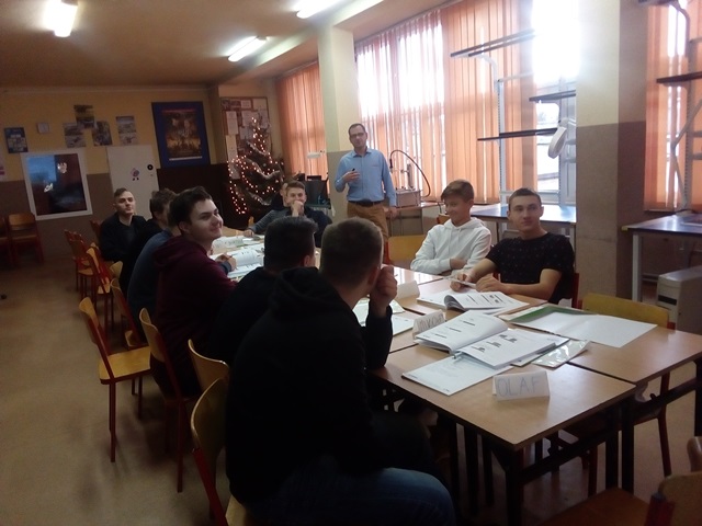 uczestnicy projektu podczas zajęć z zakresu naprawy pakietów elektronicznych