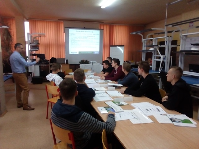 uczestnicy projektu podczas zajęć z zakresu naprawy pakietów elektronicznych