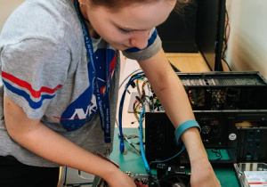 Uczestniczka projektu podczas części praktycznej szkolenia "Diagnostyka, montaż naprawa sprzętu komputerowego"