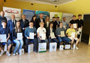 Przedstawiciele Honorowego Patrona - Starosty Bełchatowskiego, Przedstawiciele Sponsora - Gminy Kleszczów, Prezes SEP Piotrków Tryb., Organizatorzy - koło nr 29 SEP Bełchatów, laureaci z opiekunami.