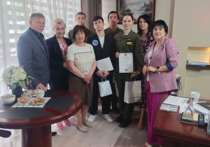 Na zdjęciu dyrekcja,nauczyciele i zwycięzcy konkursu
