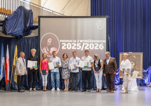Promowani z wyróżnieniem uczniowie klasy 4E