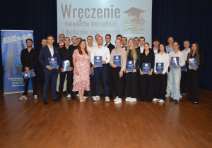 Absolwenci klasy 5 Iw wraz z wychowawczynią