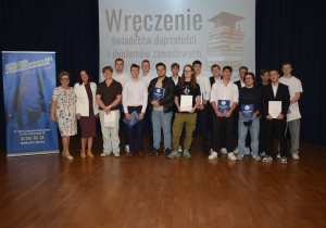 Absolwenci klasy 5 Mt wraz z wychowawczynią