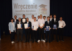 Absolwenci klast 5 Met wraz z wychowawczynią