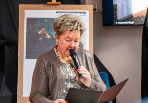 Przewodnicząca Komisji Edukacji, Kultury i Sportu Wacława Bąk podczas lektury Dziadów.