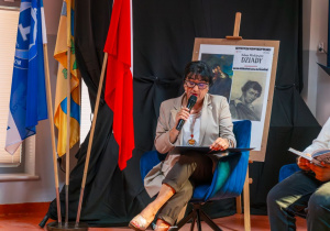 Wicedyrektor J. Nikodemska w trakcie czytania lektury.