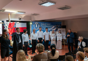 Uczestnicy Narodowego Czytania wraz z Dyrektorem Szkoły, Panem Dariuszem Kwiatkowskim.