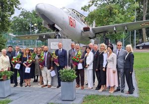 Przedstawiciele firm patronackich wraz z zarządem Powiatu Tomaszowskiego, Dyrekcją szkoły i wychowawcami klas technik mechanik lotniczy