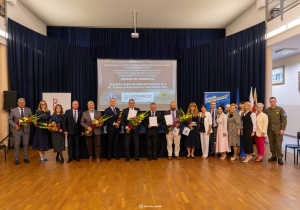 Grupowe zdjęcie po podpisaniu umowy